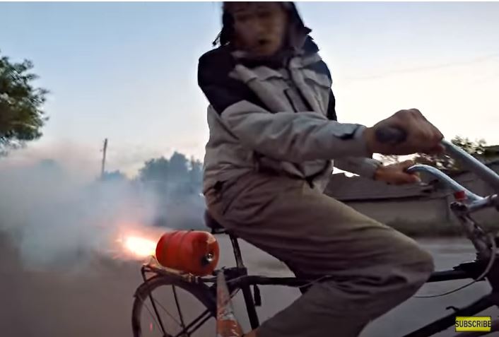 絶対にマネしないでください 砂糖と硝酸カリウムを使った即席ロケットエンジン 爆発の危険性大