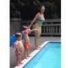 プールの飛び込みをレクチャーされている男の子が直立不動のダイブを見せる！！