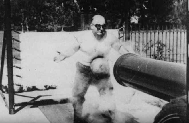 19年代のイカれた検証動画 鉄の腹を持つ男のボディに大砲をぶち込む